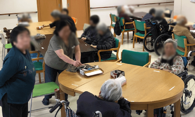 賑やかなラウンジ