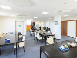 明るく広々とした食堂