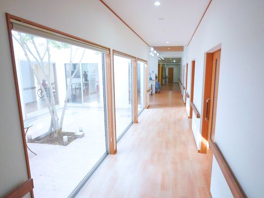明るい通路と居室の入口