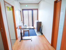 エントランスの明るい風景