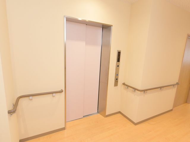 アクセス易いエレベーター前 エレベーター 手すり完備で安心のエレベーター周辺。日々の業務で快適な動線を提供します。