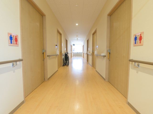 整った設備のある廊下 廊下 清潔感あふれる廊下が広がっており、働きやすい施設環境がここにはあります。