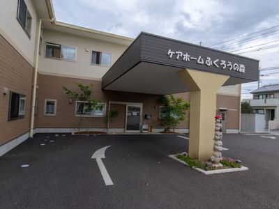 清潔感ある施設のエントランス