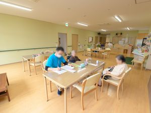 忙しげな居室の一コマ