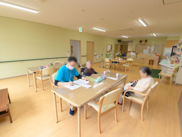 忙しげな居室の一コマ 居室 ケアスタッフが利用者様の日常をサポートしている居室での一幕です。介護の現場での実践的な経験を積むことができ、利用者様と共に成長できる環境があります。