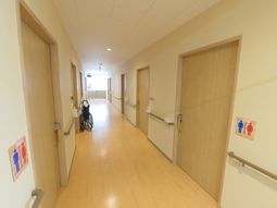 明るい廊下と車いす