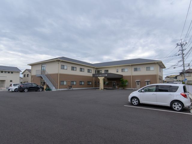 静かな環境にある施設外観 外観 穏やかな住宅街に位置する当施設で、ご利用者様のサポートを通じて社会貢献をしませんか。あなたの力が必要です。