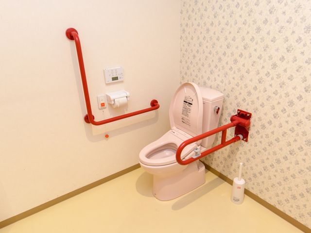 介助しやすいトイレ トイレ 手すりが整ったトイレで、介護のしやすさを重視しています。信頼できる環境で働きませんか。