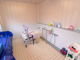 明るい浴室設備