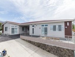 明るい外観の施設