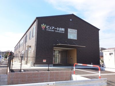 新築そうな施設の外観