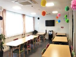 カラフルな飾り付けの食堂