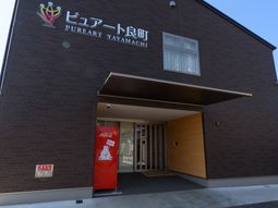 外壁とエントランスの様子
