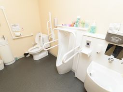 手すり付きのトイレ