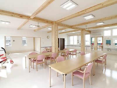 木目調の温かい食堂