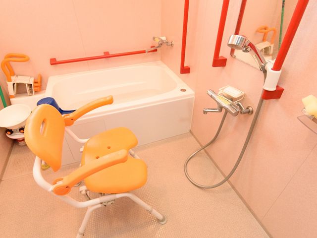 介護用バス機能訓練 浴室 機能的な浴室でのサポートが可能です。手すり完備で、介護の質を高める環境が整っています。