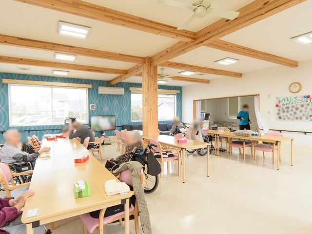 にぎやかな共有エリア 食堂 活気ある食堂で、ご入居者様の心安らぐひとときをサポート。温かなケアを一緒に実現しませんか。
