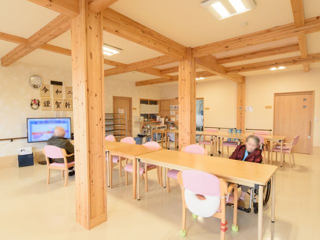 ゆったりとした共用スペースの様子 ダイニングルーム ゆとりのあるダイニングルームでのびのびと働けます。利用される方々がリラックスして過ごしています。