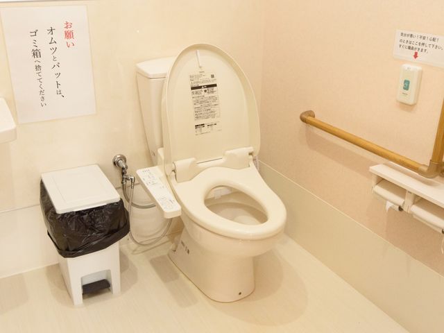ケアサポート充実トイレ トイレ 安心して介護ができる、手すり付きのトイレ環境です。あなたの思いやりが活かせます。