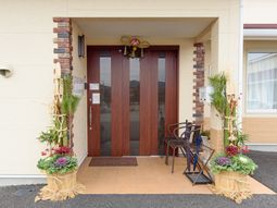 玄関前の装飾付き入口