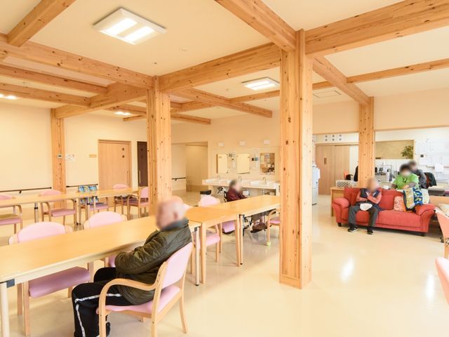 活気あるスタッフと居住者 ラウンジ 笑顔あふれるラウンジで、居住者様の暮らしを支えませんか。やりがいのある環境をご提供します。