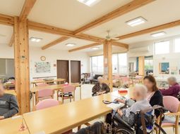 天然木使用の明るい食堂