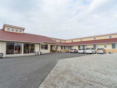 広々とした施設の外観