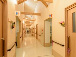 暖かみのある廊下の風景