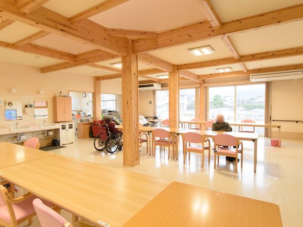 木の温もりある明るい食堂