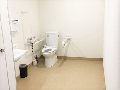 広々とした清潔なトイレ
