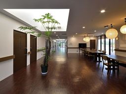 施設の明るいダイニングルーム