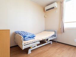 居室のベッドと窓