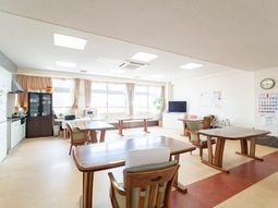 共用リビング明るく広々