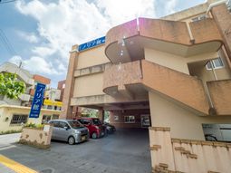 明るい日差しの建物エントランス