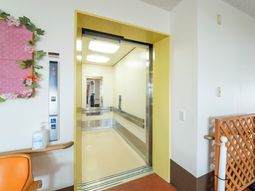 清潔で明るいエレベーター