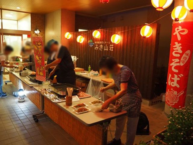 屋外イベントスペース 外観 施設の前には楽しい催しが開かれるスペースがあります。明るい雰囲気で交流を楽しめます。