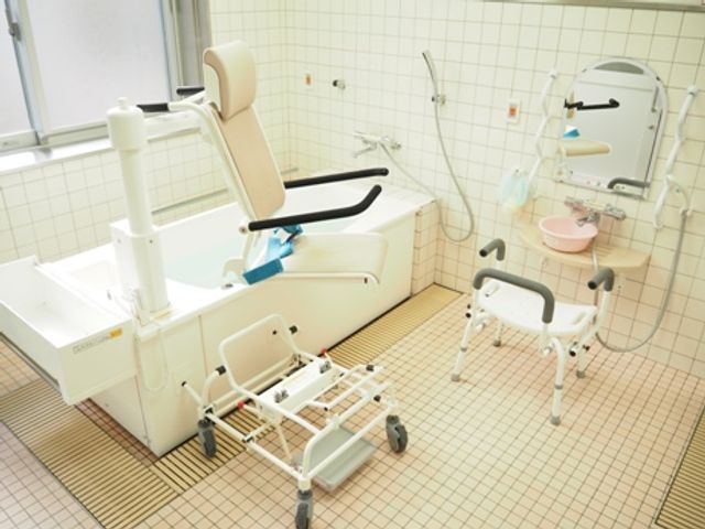 入浴設備が整った空間 浴室 介助がしやすい広々としたスペースです。機能的な設備が整い、安心して利用できます。