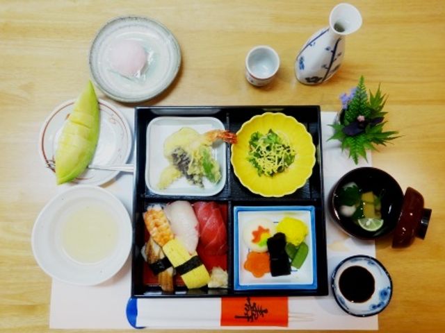 食事の一例 料理 新鮮な食材を使った彩り豊かな食事が提供されます。細やかな盛り付けで食事が楽しくなります。