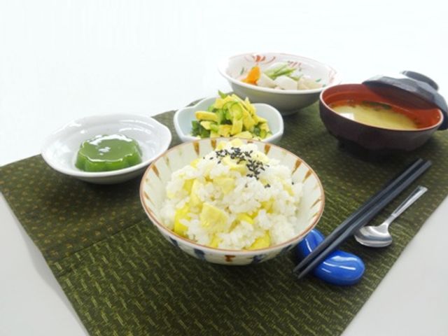 健康的な和定食の料理 料理 バランスの取れた和定食を提供しています。新鮮な食材を使用し、美味しさにこだわりました。