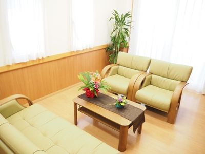 植物とソファが配置された空間