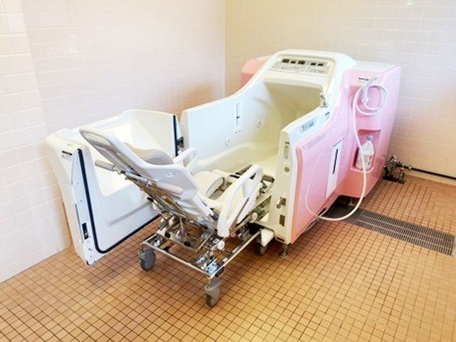 安全な入浴ができる浴室 浴室   介護を考慮した設備が充実した空間です。安心して入浴できるようにデザインされています。
