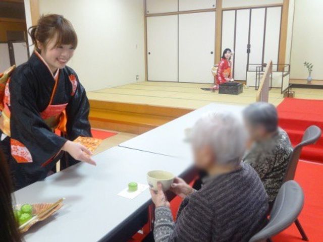 和室のイベント風景 和室 伝統的な和室で、利用者が和やかな雰囲気の中、交流を楽しめるイベントが行われています。