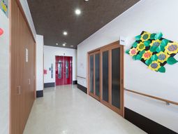 廊下と手作りの壁飾り