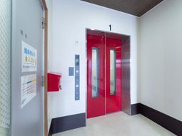 赤いエレベーター扉と案内板