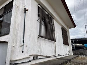 白い壁の外観