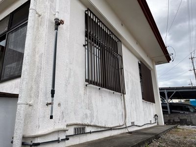 白い壁の外観
