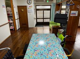 車椅子にも対応する食堂