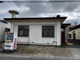 真っ白な建物外観