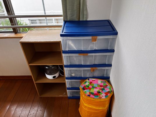 明るい居室の一角