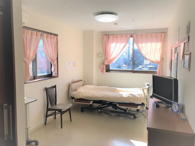 ゆったり個室の居室 居室 明るく清潔な個室で、利用者様の快適な生活サポートをしていただくスタッフを募集しています。温もりある環境で一緒に働きませんか。
